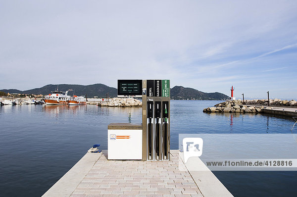 Tankstelle für Fischer und Sportboote im Hafen  Mallorca  Balearen  Spanien