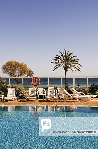Swimmingpool eines Hotels am Strand des Mittelmeeres  Mallorca  Balearen  Spanien