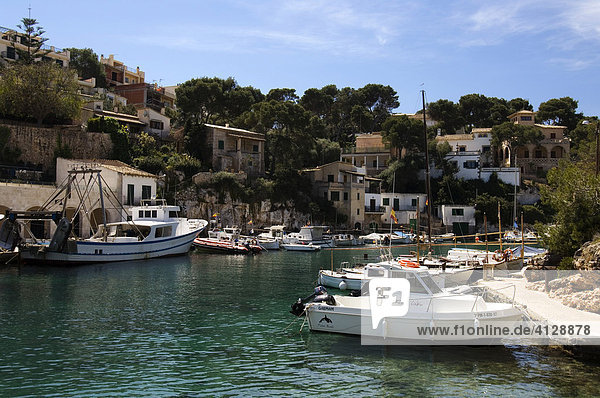 Bucht mit Fischerbooten  Mallorca  Balearen  Spanien  Europa