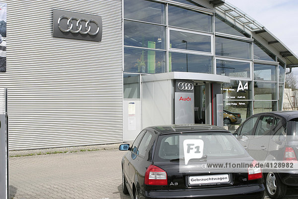 Gebrauchtwägen vor Audi Autohaus
