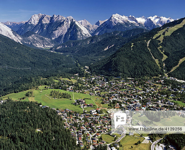 Seefeld  hinten Karwendelhauptkamm  Karwendel  Tirol  Österreich  Luftbild