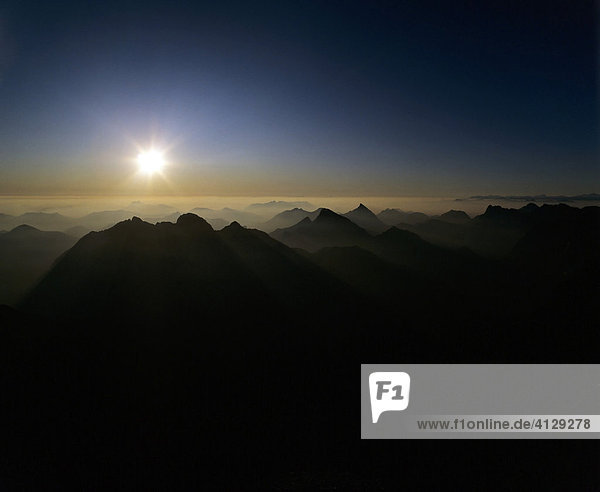 Sonnenaufgang  Blick von der Birkkarspitze  vorne Falkengruppe  Karwendel  Tirol  Österreich