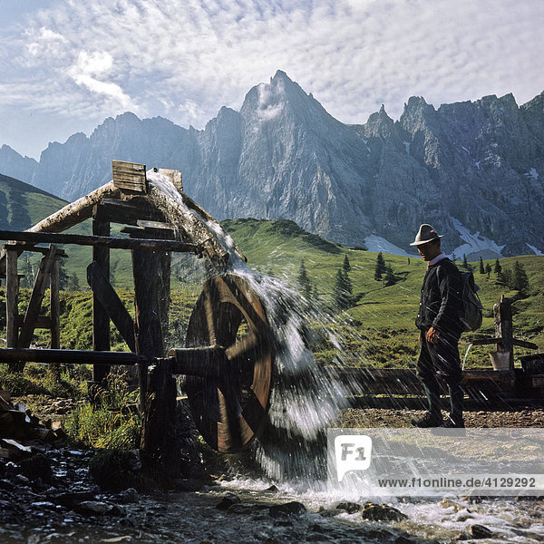 Ladizalm Wasserrad Bockkarspitze und Nördliche Sonnenspitze Karwendel Tirol Österreich