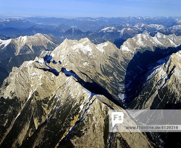 Karwendelkette mit Karwendeltal  vorne Brunnstein  Mittenwalder Höhenweg  Karwendel  Tirol  Österreich