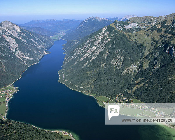 Achensee  links Pertisau  rechts Buchau  Rofangebirge  Tirol  Österreich