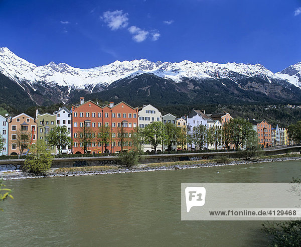 Häuserzeile von Mariahilf  Inn  Karwendel  Innsbruck  Inntal  Tirol  Österreich