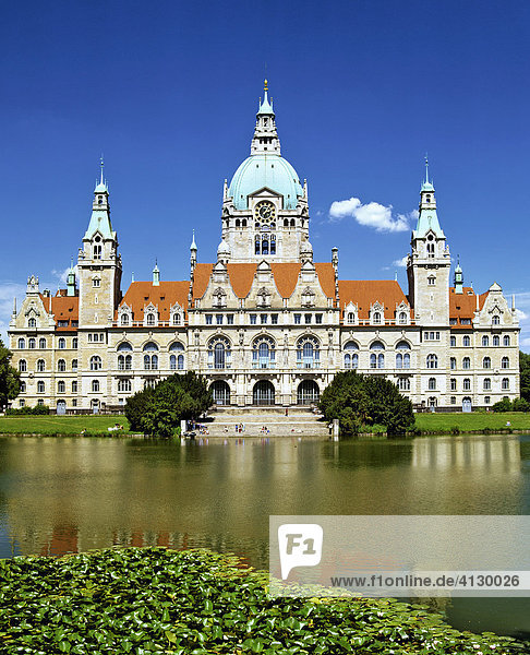 New City Hall and Maschteich Pond  Hanover  Lower Saxony  Germany  Europe