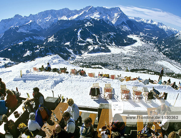 Blick vom Wank  Garmisch-Partenkirchen mit Wettersteingebirge  Winter  Oberbayern  Bayern  Deutschland