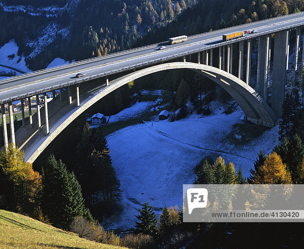 Noesslachbruecke  Noesslach Bridge in autumn  near Gries at the Brenner Pass  Brenner motorway  Tyrol  Austria