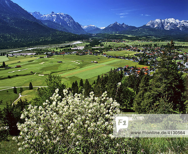 Wallgau  Panorama mit Karwendel- und Wettersteingebirge  Golfplatz  Oberbayern  Bayern  Deutschland