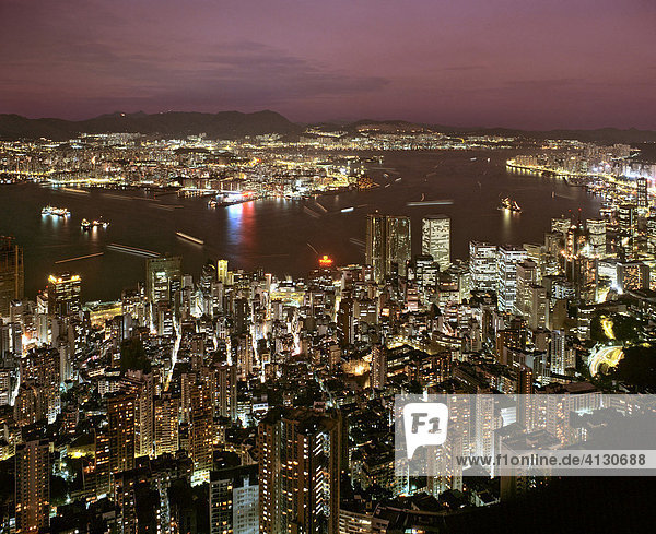 Skyline von Hongkong  Dämmerung  Blick vom Victoria Peak über Central  Victoria Island  Hong Kong  China