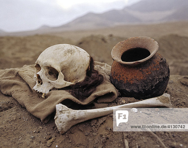 Inka-Gräber  Schädel und Knochen  Tongefäß  Ausgrabungen  Puruchuco-Huaquerones  bei Lima  Peru  Südamerika