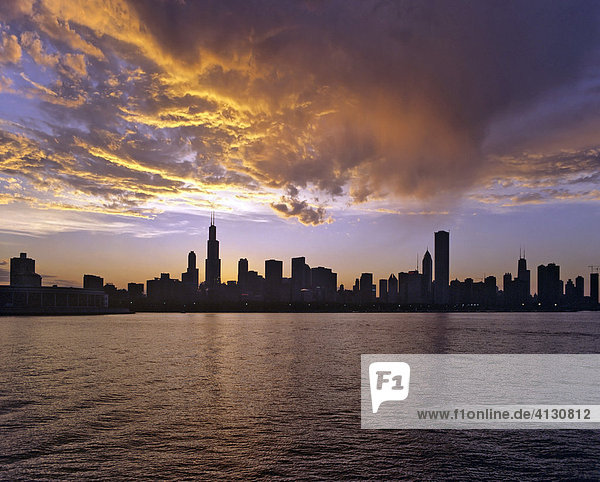 Skyline von Chicago  Abenddämmerung  Illinois  USA