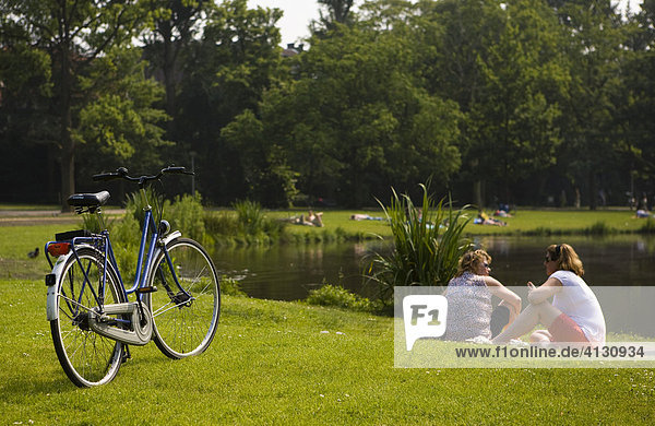 Zwei Frauen sitzen im Park. Vondelpark  Amsterdam  Niederlande.