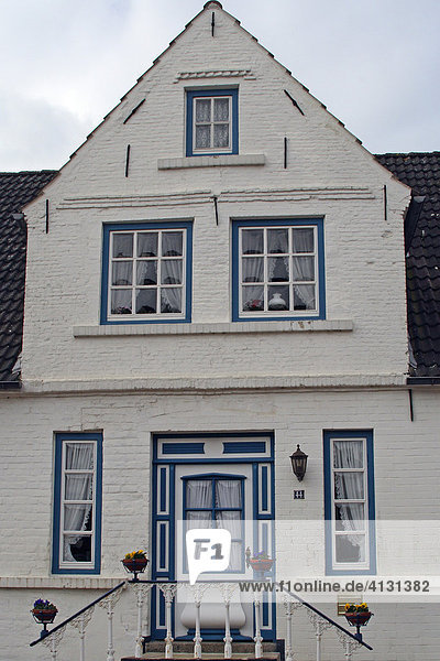 Altes historisches Haus mit dekorativer Haustür aus Holz - Hauseingang - Tönning  Kreis Nordfriesland  Schleswig-Holstein  Deutschland  Europa