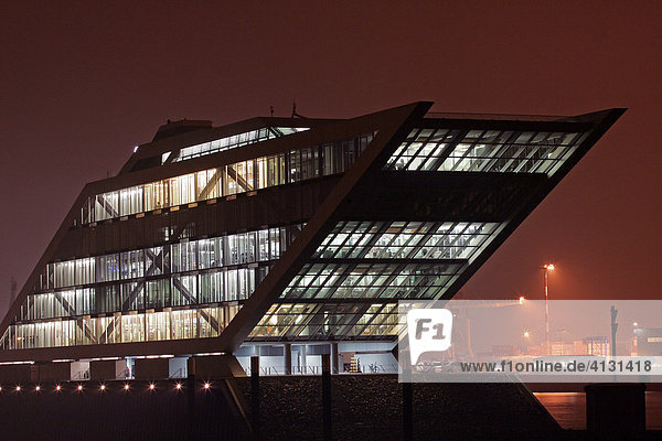 Modernes Bürogebäude Dockland an der Elbe im Fischereihafen Hamburg bei Nacht und Nebelstimmung - Hamburg  Deutschland  Europa