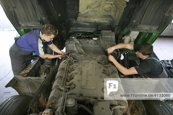 Offenburg Deu 07 06 06 Werkstatt Der S G Automobil Ag Ein Deutschland Weit Aktiver Daimler Chrysler A Vertragshaendler Azubi Dominik Volk L Ist Im 1 Lehrjahr Zum Mechatroniker Er Baut Mit Mechaniker Juergen Harter An