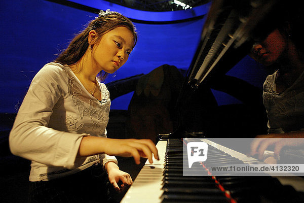 Die 13 jaehrige Anke Pan spielt klassisches Klavier  Göppingen  Baden-Württemberg  Deutschland