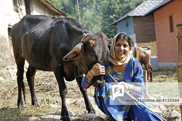 Indo-German-Changar-Eco-Development-Project  Annu Methe zeigt ihre Kühe in Gadjara  Palampur  Himachal Pradesh  Indien