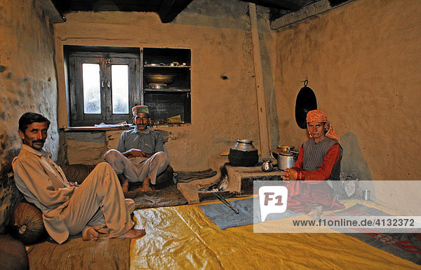 Eine Familie in ihrer Küche  Matiyama  Himachal Pradesh  Indien