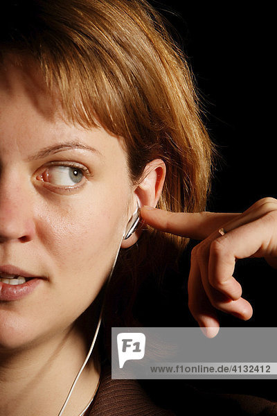 Junge Frau mit iPod Kopfhörer