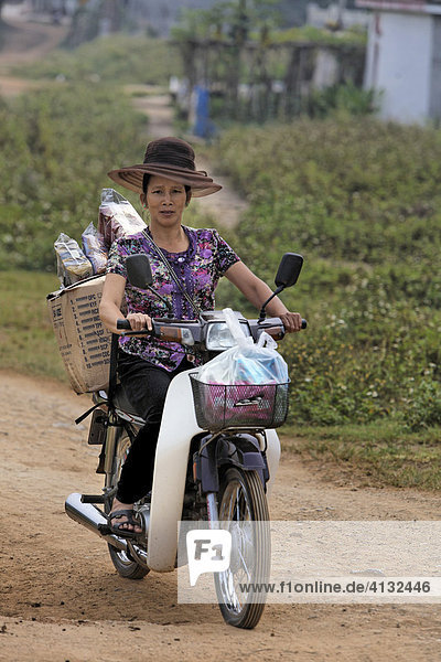 Mopedfahrerin in Son La  Vietnam  Asien