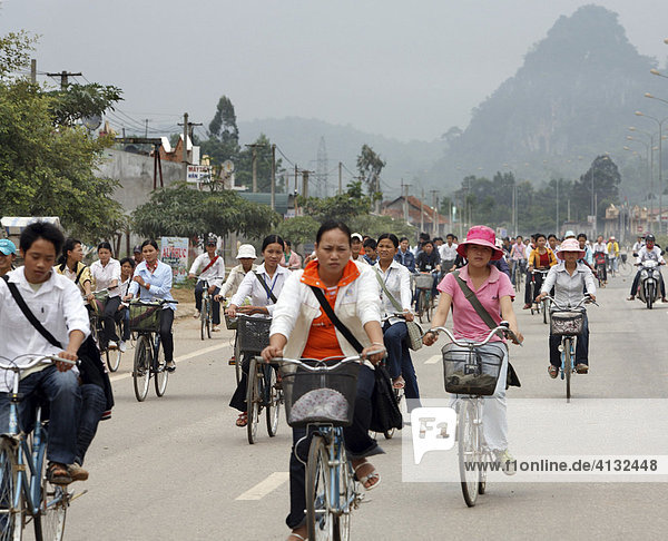 Fahrrad rush hour nach Schulschluss  Son La  Vietnam  Asien
