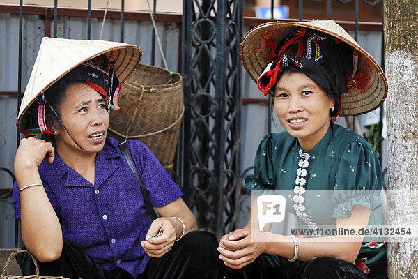 Thai Bäuerinnen auf dem Markt  Yen Chau  Provinz Son La  Vietnam  Asien