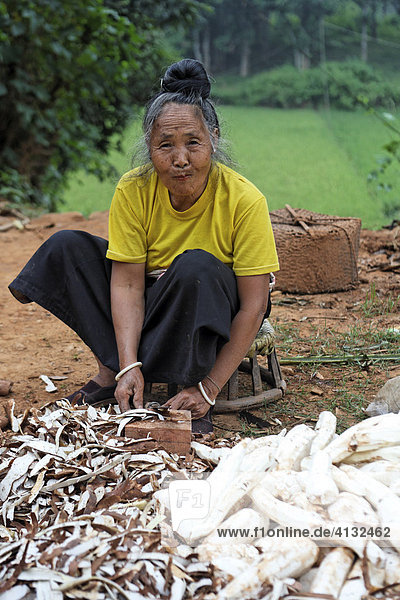 Frau schält Maniok Wurzelknollen  Bergdorf Chien Koi  Provinz Son La  Vietnam  Asien