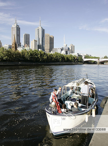 Wassertaxi an der Southbank Promenade  Yarra River  Hintergrund: Princess Bridge und City Skyline  Hochhaeuser  Gebaeude  Melbourne  Victoria  Australien