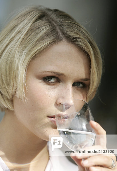 Geschaeftsfrau mit Wasserglas