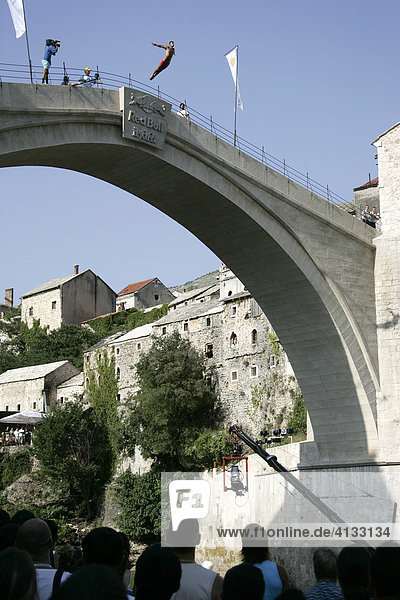Bridge Jump Festival  traditionelles Springen von der Stari Most Bruecke in den Fluss Neretva  Mostar  Bosnien und Herzegovina