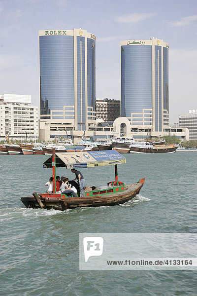 Schiffsverkehr auf dem Dubai Creek  Dubai  Vereinigte Arabische Emirate