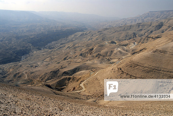 Blick von der Königsstraße (King´s Highway) auf das Wadi al-Mujib (Jordaniens Grand Canyon)  Jordanien  Naher Osten  Asien