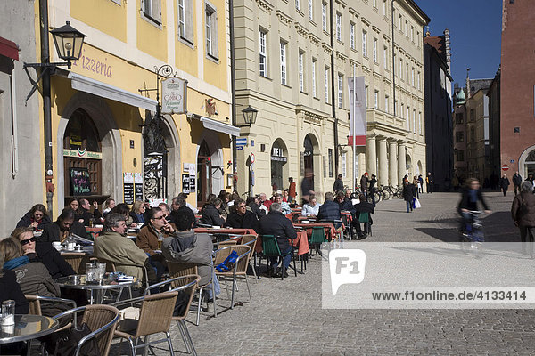 Menschen im Straßencafe am Haidplatz  Regensburg  Bayern  Deutschland