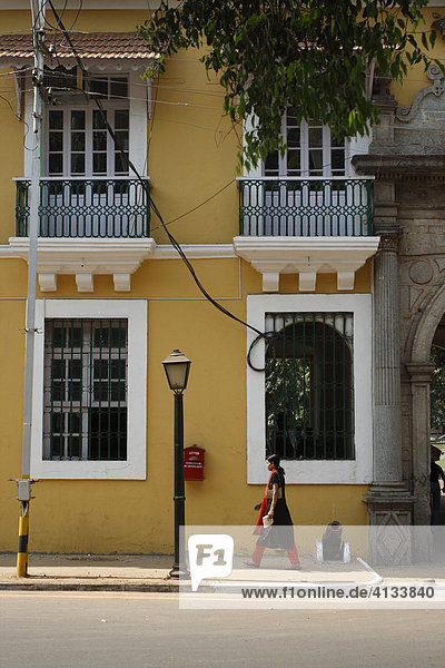 Indische Frau geht vor einem restaurierten portugiesischen Gebäude  Panaji  Panjim. Goa  Indien