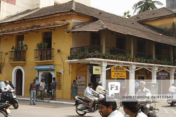 Straße in Panaji oder Panjim mit Kolonialarchitektur in typischem Goastil  Goa  Indien