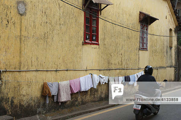 Wäscheleine auf der Straße  Panaji  Goa  Indien  Asien
