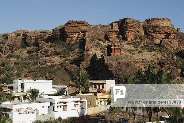 Dorf Badami am Ausgangspunkt eines roten Sandsteinhügels mit einem alten Tempel Fort  Karnataka  Indien