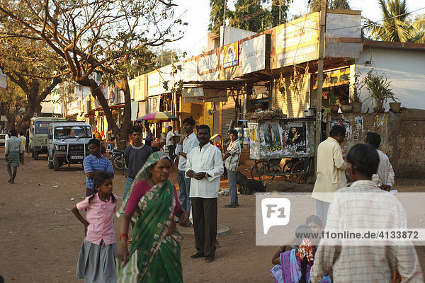 Menschen gehen in ländlichem indischen Dorf zum einkaufen  Badhami  Karnataka  Indien