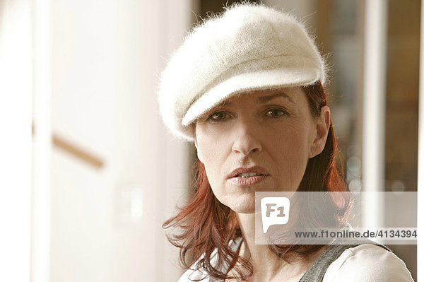 Frau im mittleren Alter mit weißer Mütze  Portrait