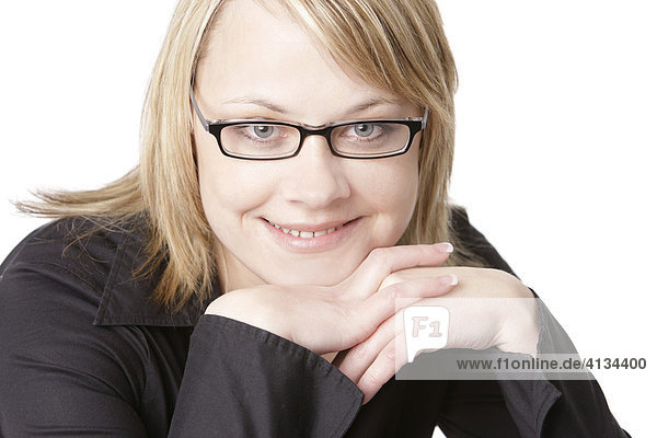 Junge blonde Frau mit Brille lächelt