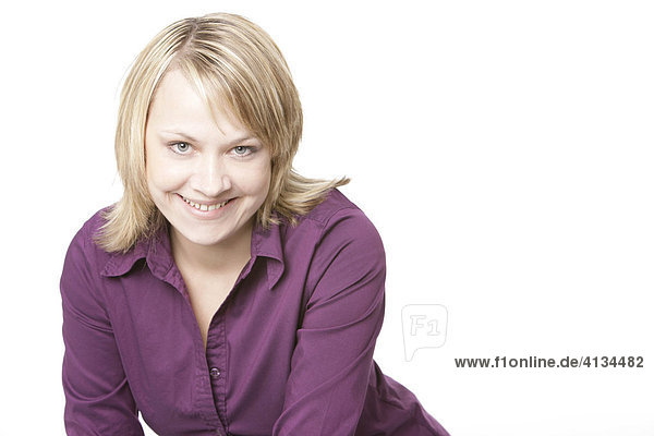 Blonde Frau im lila Hemd  lächelt