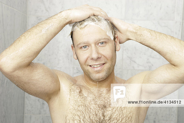 Mann duscht  wäscht sich die Haare