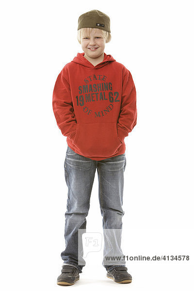 9-jähriger Junge mit Mütze und rotem Sweater