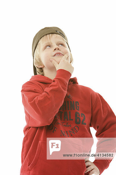 9-jähriger Junge mit Mütze und rotem Sweater