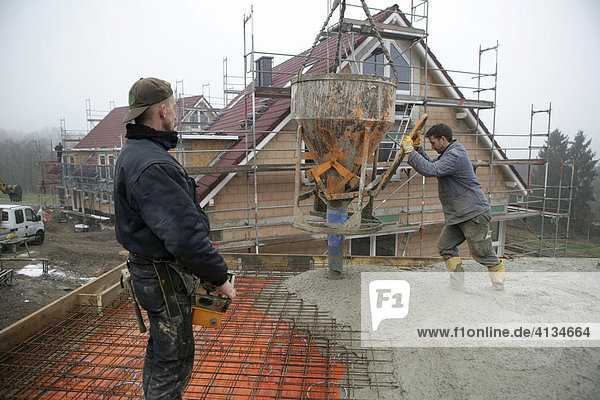 Betonieren einer Stahlbetondecke für ein Wohnhaus  Essen  Nordrhein-Westfalen  Deutschland