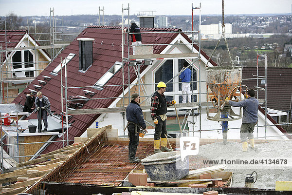 Betonierarbeiten am Dachgeschoss Boden  Essen  Nordrhein-Westfalen  Deutschland