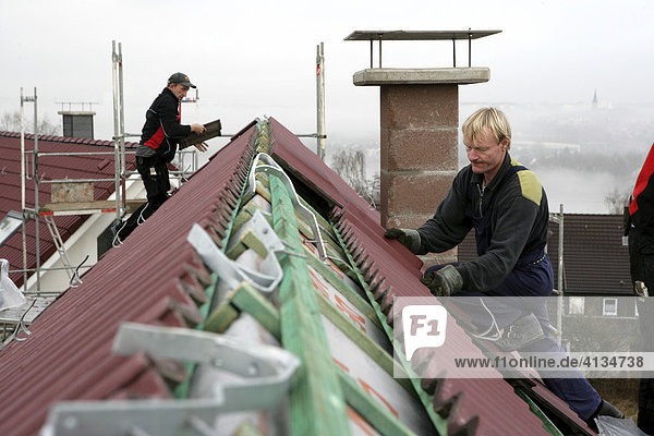Dachdecker decken das Spitzdach eines Wohnhauses  Essen  Nordrhein-Westfalen  Deutschland