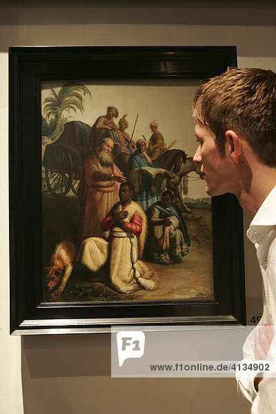 NLD  Niederlande  Amsterdam : Museum Rembrandthuis  Besucher schauen sich Gemälde an. Der Maler lebte hier von 1639 bis 1658